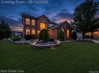 27587 Cardinal Ct, Flat Rock, MI 48134