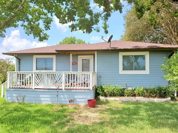 240 Bayview Dr, Palacios, TX 77465