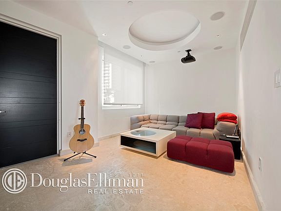 5th image of 100 S Pointe Dr #Townhouse 7