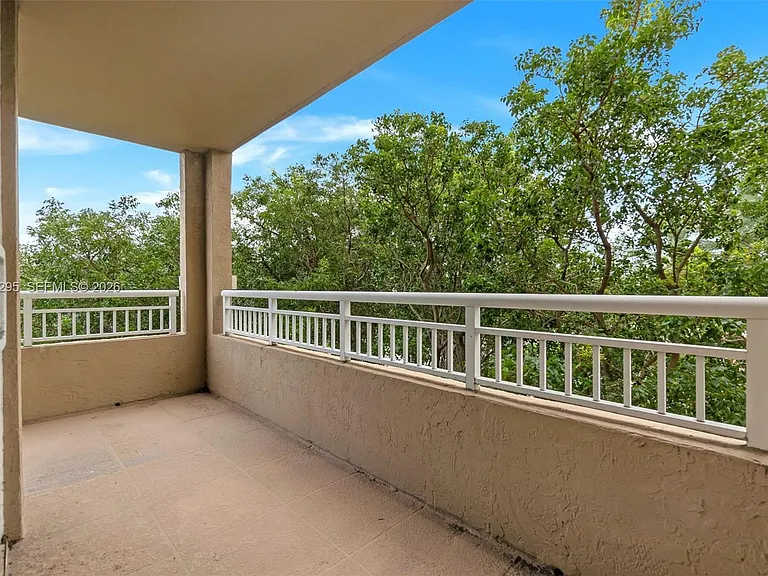 19501 W Country Club Dr #309 — Photo 3
