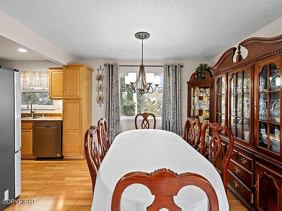 5th image of 10331 Genora St