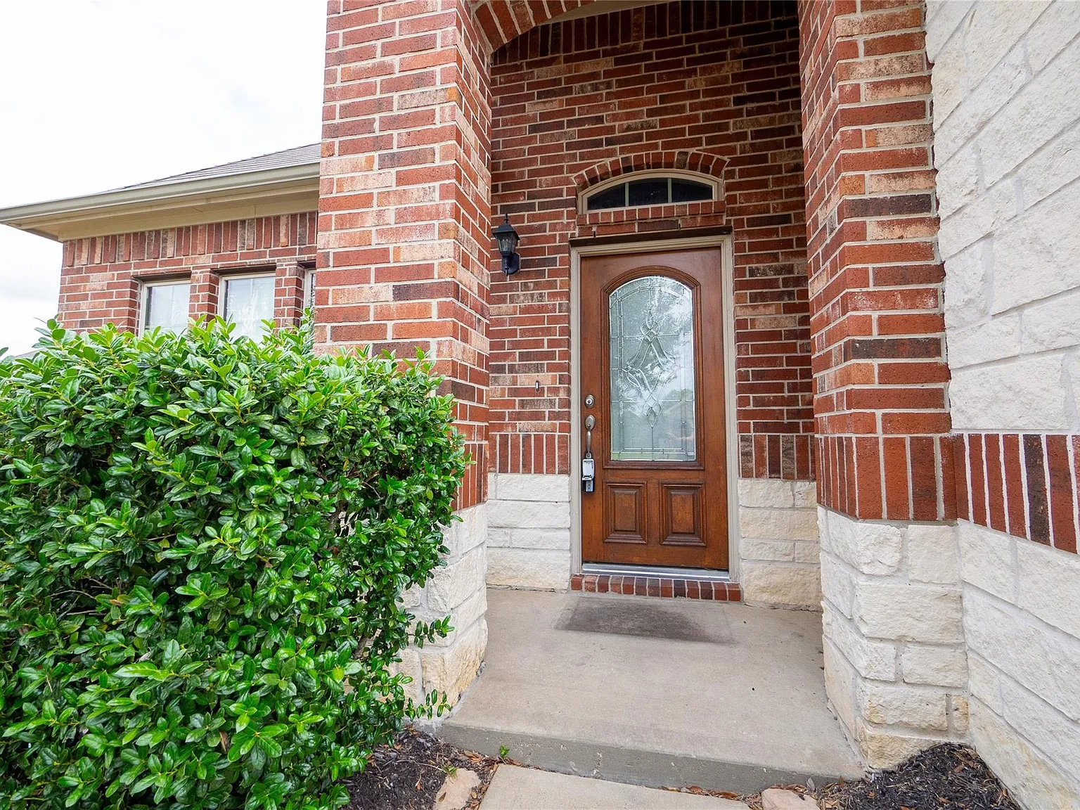 3 bed, 2.0 bath, 1944 sqft, $2,350 — Photo 3