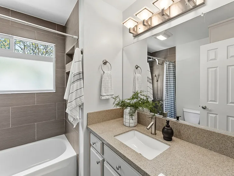 3072 Latham Ln — Photo 8