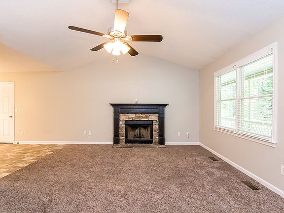 3rd image of 18 Black Water Dr