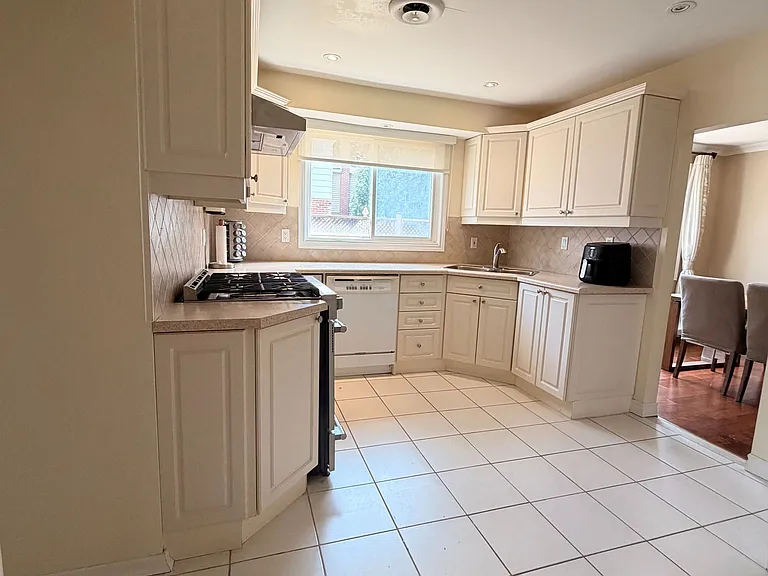 2150 Herridge Dr — Photo 5