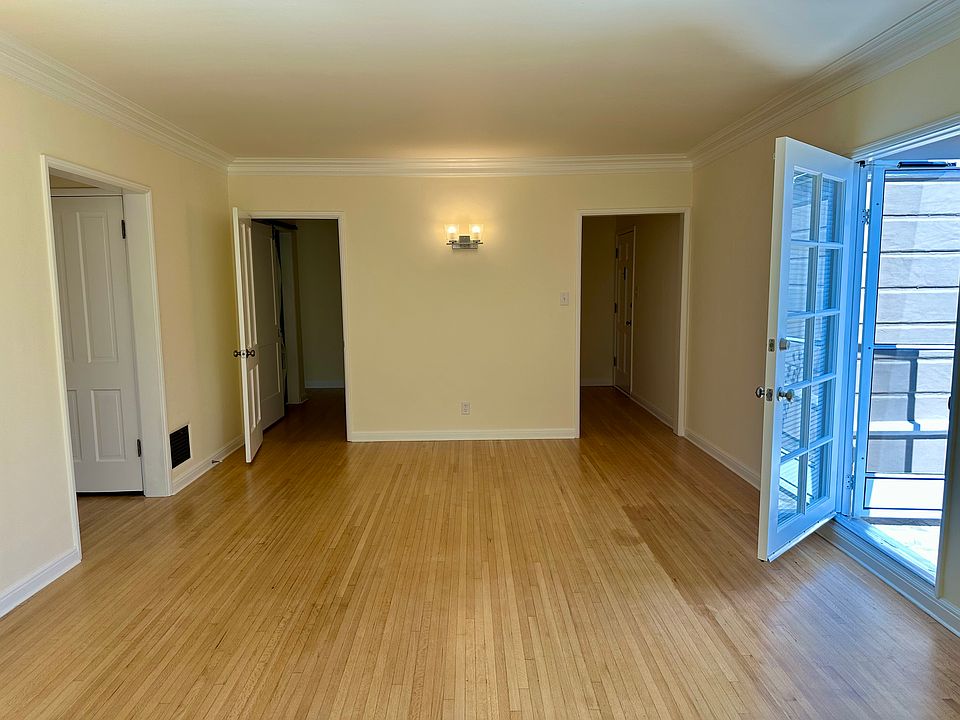 Living area 2 - Facing entryway, balcony door
