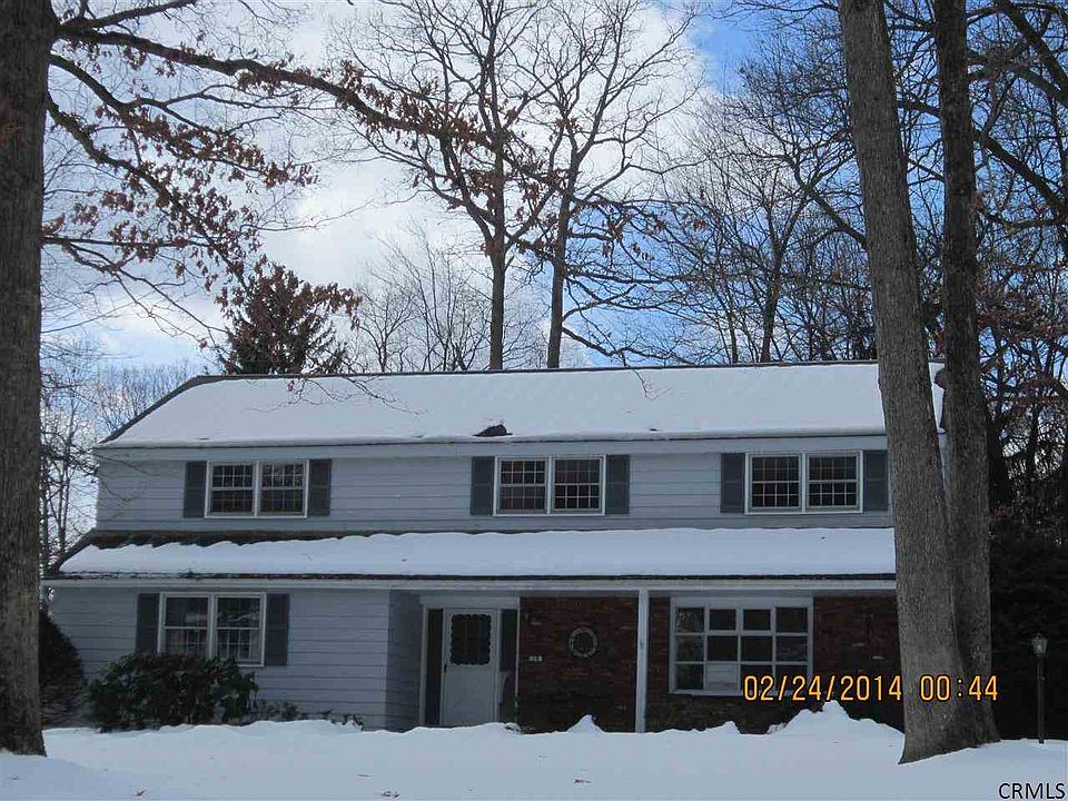 1st image of 18 Pinewood Dr