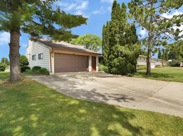 409 S 5th Ave, New Hampton, IA 50659