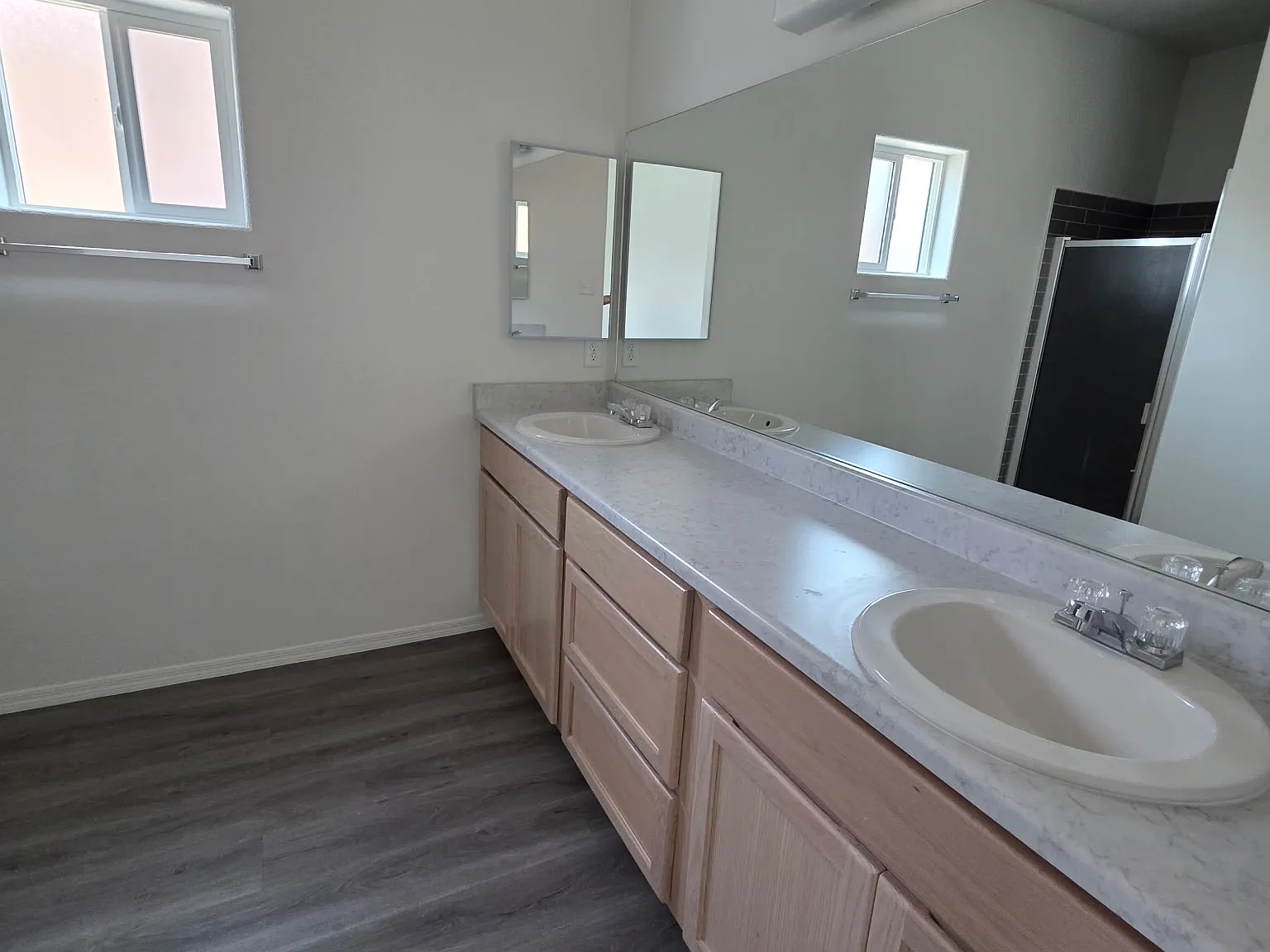 5 bed, 2024 sqft, $2,450 — Photo 2
