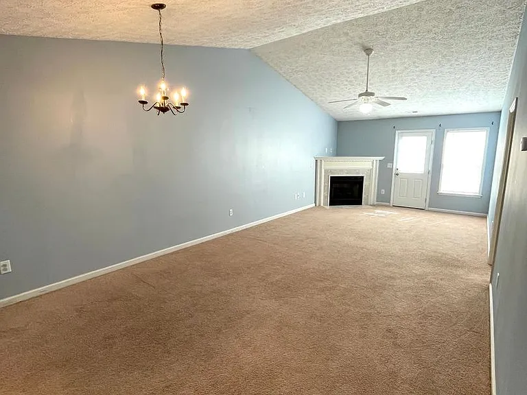 220 John Ct — Photo 9
