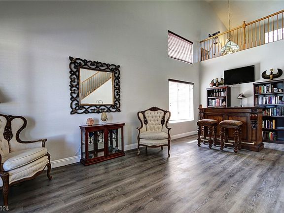 5th image of 303 Laguna Glen Dr