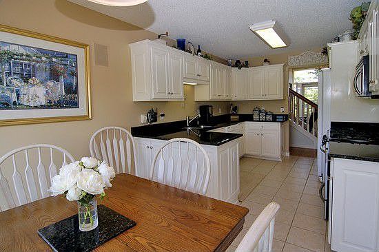 Nice kitchen w/granite countertops