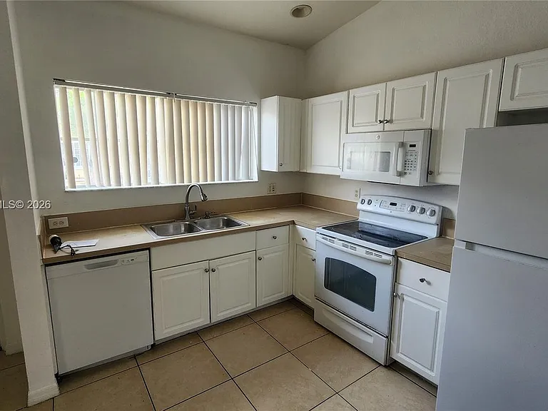 3826 SW 48th Ave #3826 — Photo 7