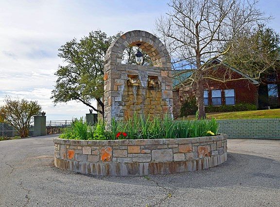 4th image of 221 Burney Ln