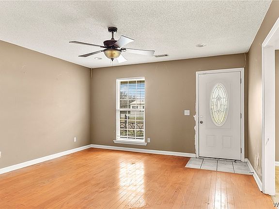 3rd image of 4222 Elm Dr NE