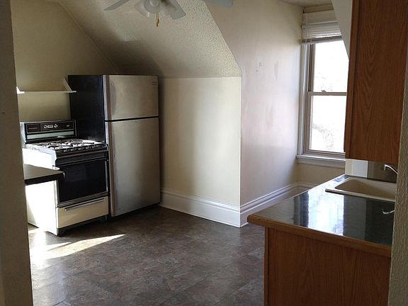 3rd image of 817 Livingston Ave NE #6