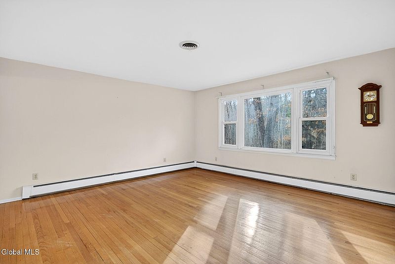 4th image of 54 Normanside Drive