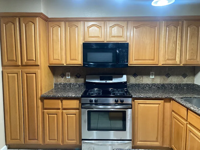 2385 Fernwood Dr — Photo 3