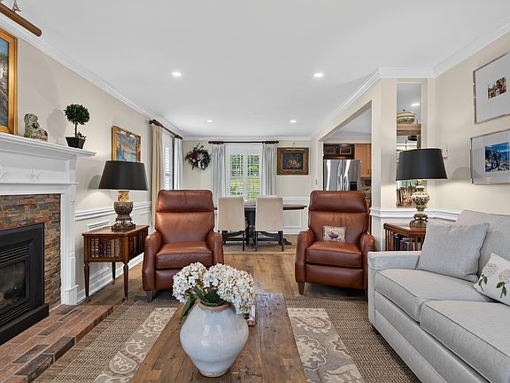 5th image of 11 Greenbriar Way #11