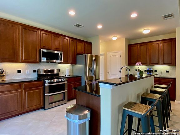 4th image of 1121 Twin Estates Dr