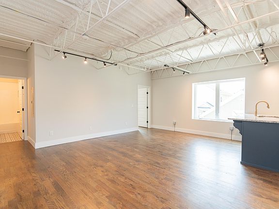 5th image of 614 E Main St #206