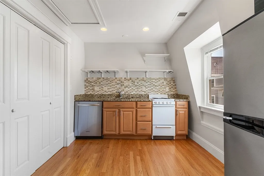 1 bed, 1.0 bath, 650 sqft, $2,600 — Photo 2