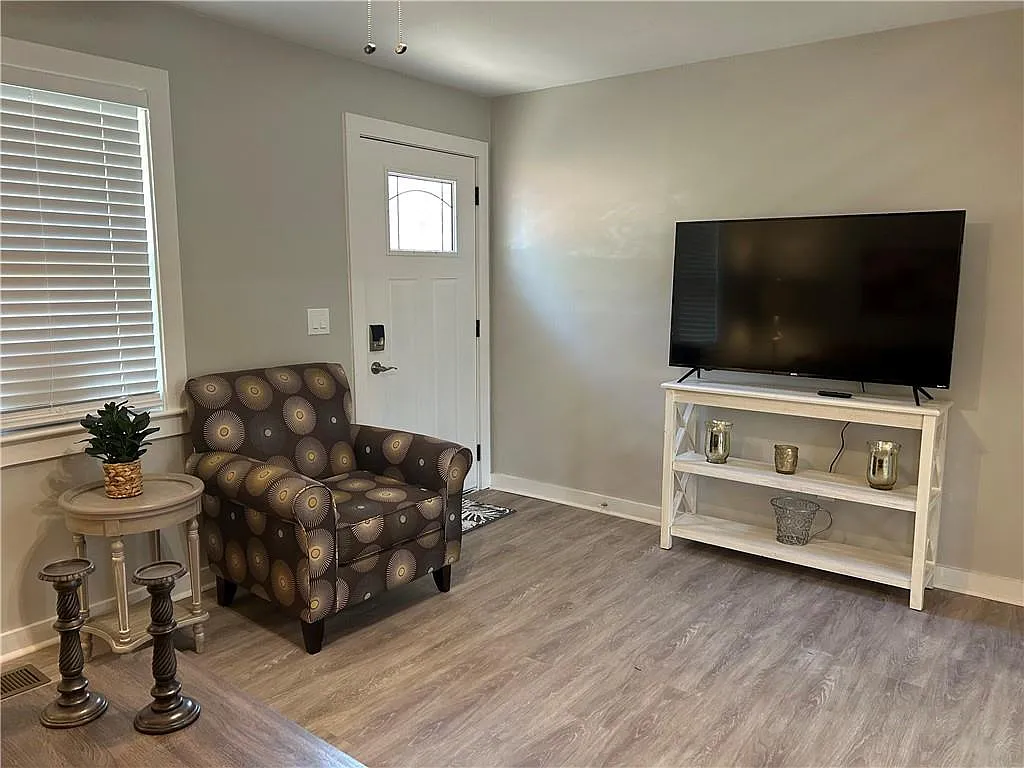 4 bed, 2.0 bath, 1488 sqft, $4,500 — Photo 4