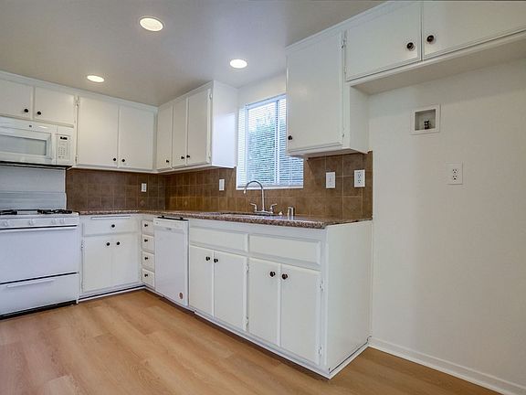 5th image of 952 W 18th St #1