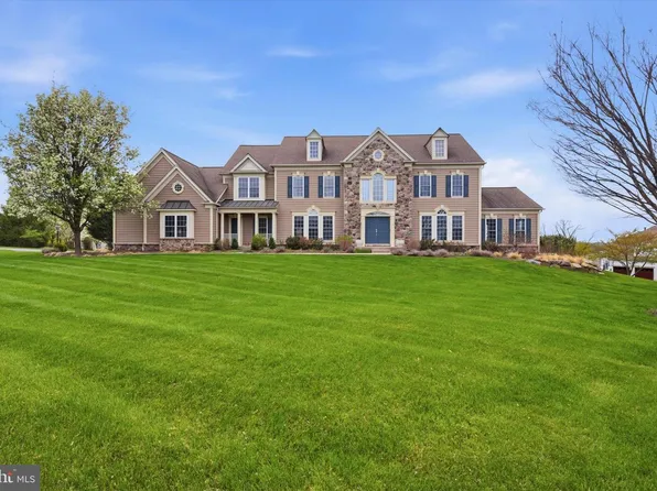 8 Deerfield Dr, Malvern, PA 19355