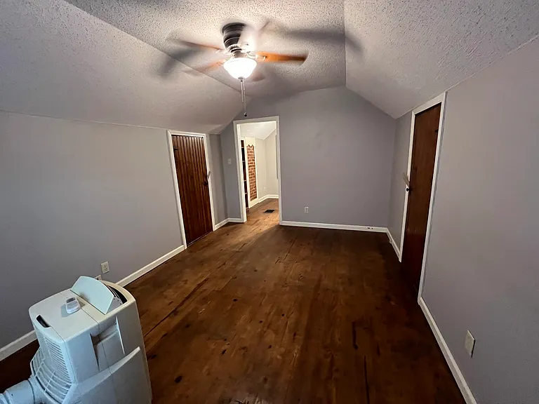 221 Henderson St — Photo 20