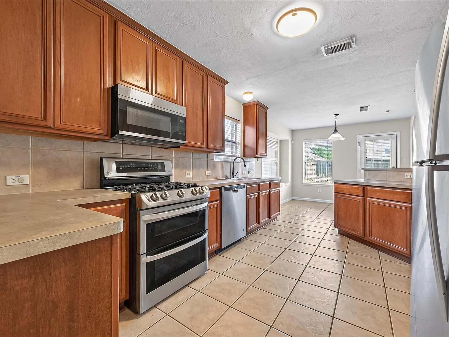 4 bed, 2.5 bath, 2503 sqft, $2,000 — Photo 4