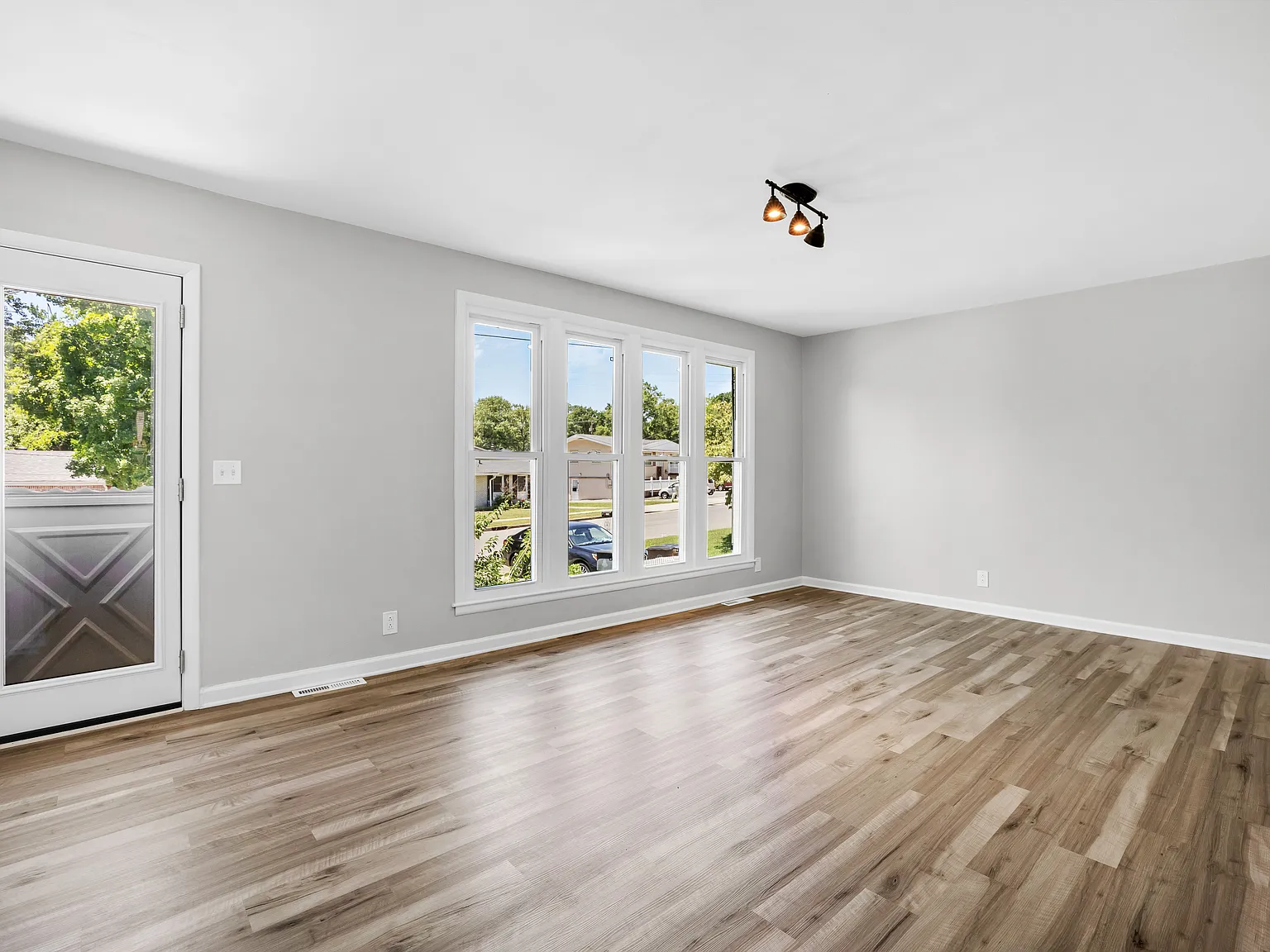4 bed, 2400 sqft, $2,800 — Photo 2