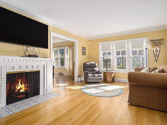 5th image of 105 E Pokagon St