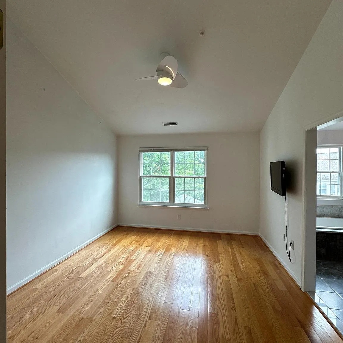 4 bed, 2.5 bath, 1952 sqft, $2,900 — Photo 2