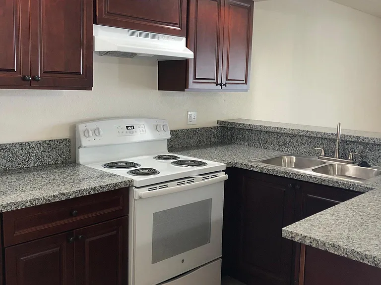 855 S Citrus Ave — Photo 1