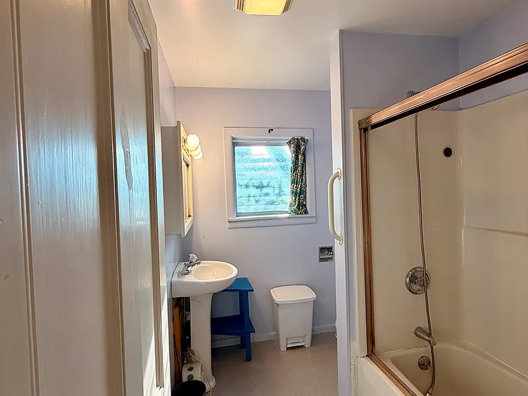 Upstairs full bath.