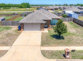 910 Brookhollow Dr, Chickasha, OK 73018