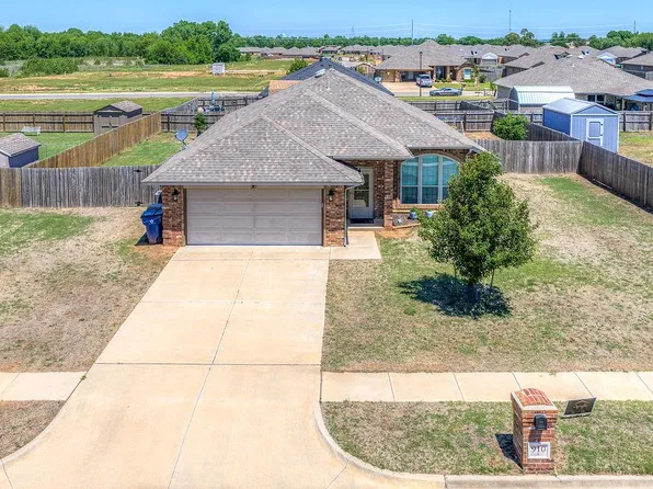 910 Brookhollow Dr, Chickasha, OK 73018
