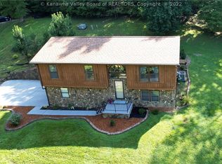 206 Red Bud Ln, Hurricane, WV 25526