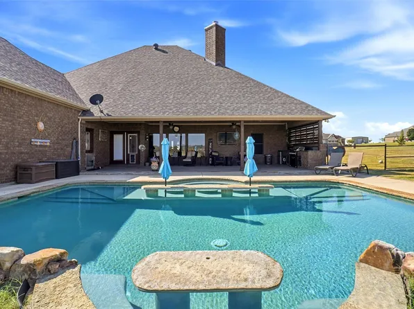 6104 High Meadows Dr, Krum, TX 76249