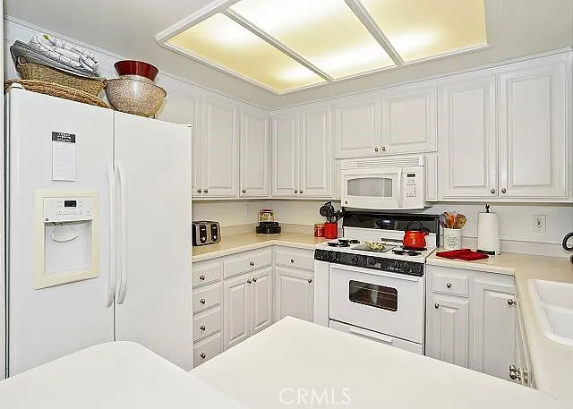 498 Park Ave — Photo 7