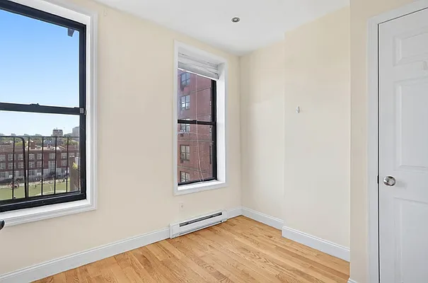 Rented by REZI | media 12