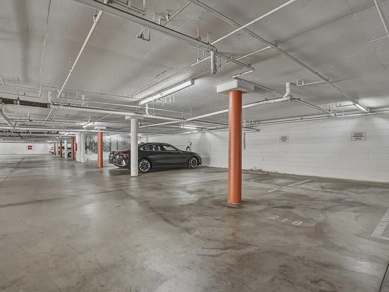 21620 Burbank Blvd #15 — Photo 30