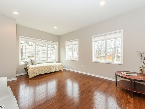5th image of 18 Puddingstone Rd