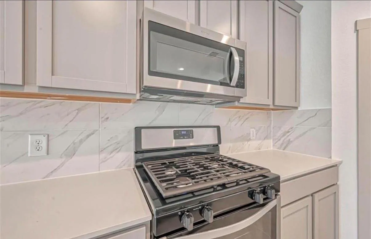 4 bed, 2.5 bath, 2184 sqft, $2,650 — Photo 4