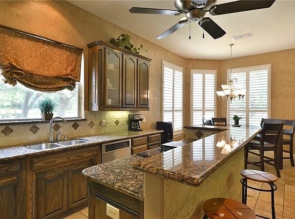 3rd image of 3236 Oakdale Dr