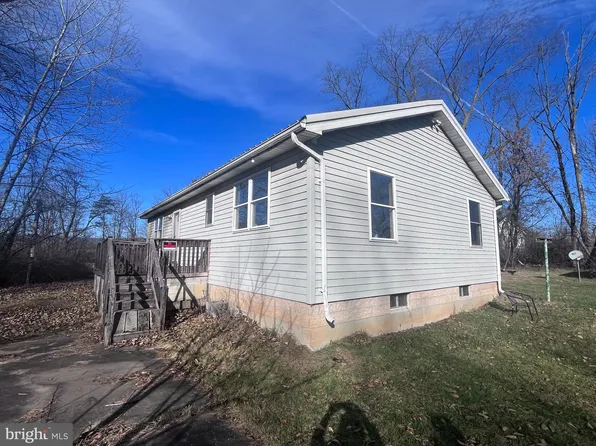 32 Woodward St, Mill Hall, PA 17751