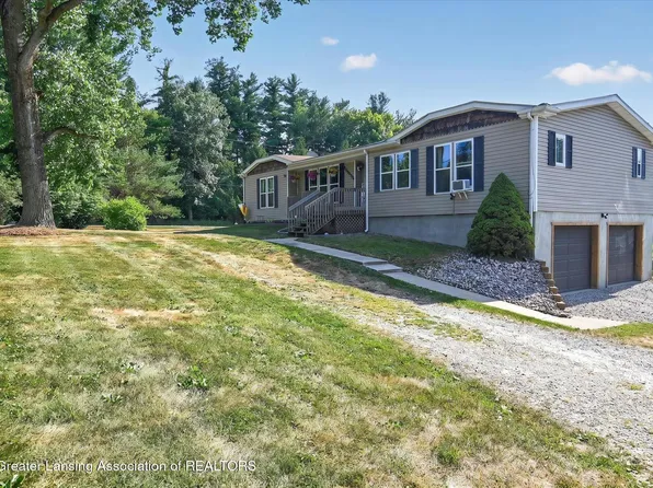 13998 Center Rd, Bath, MI 48808