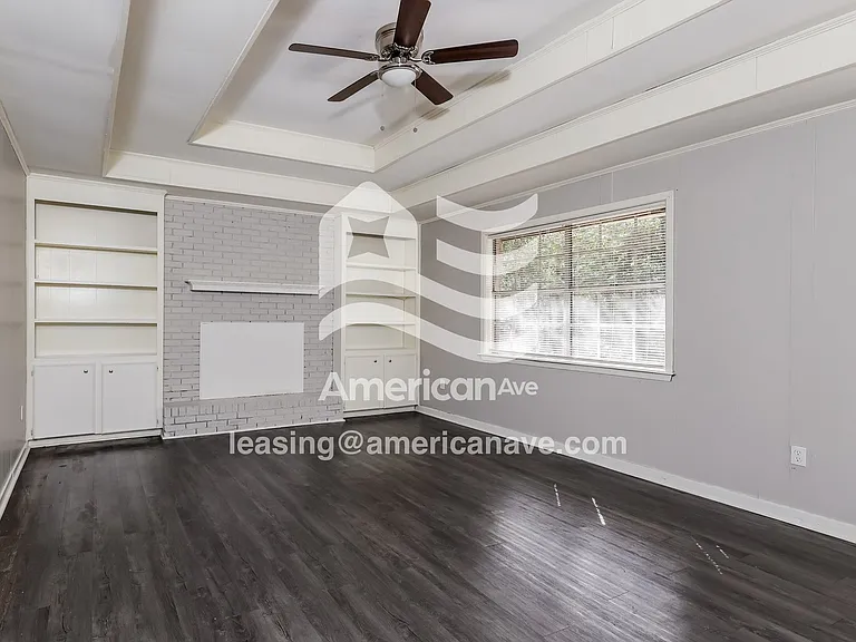 1418886_003_living_room_14088410.jpg