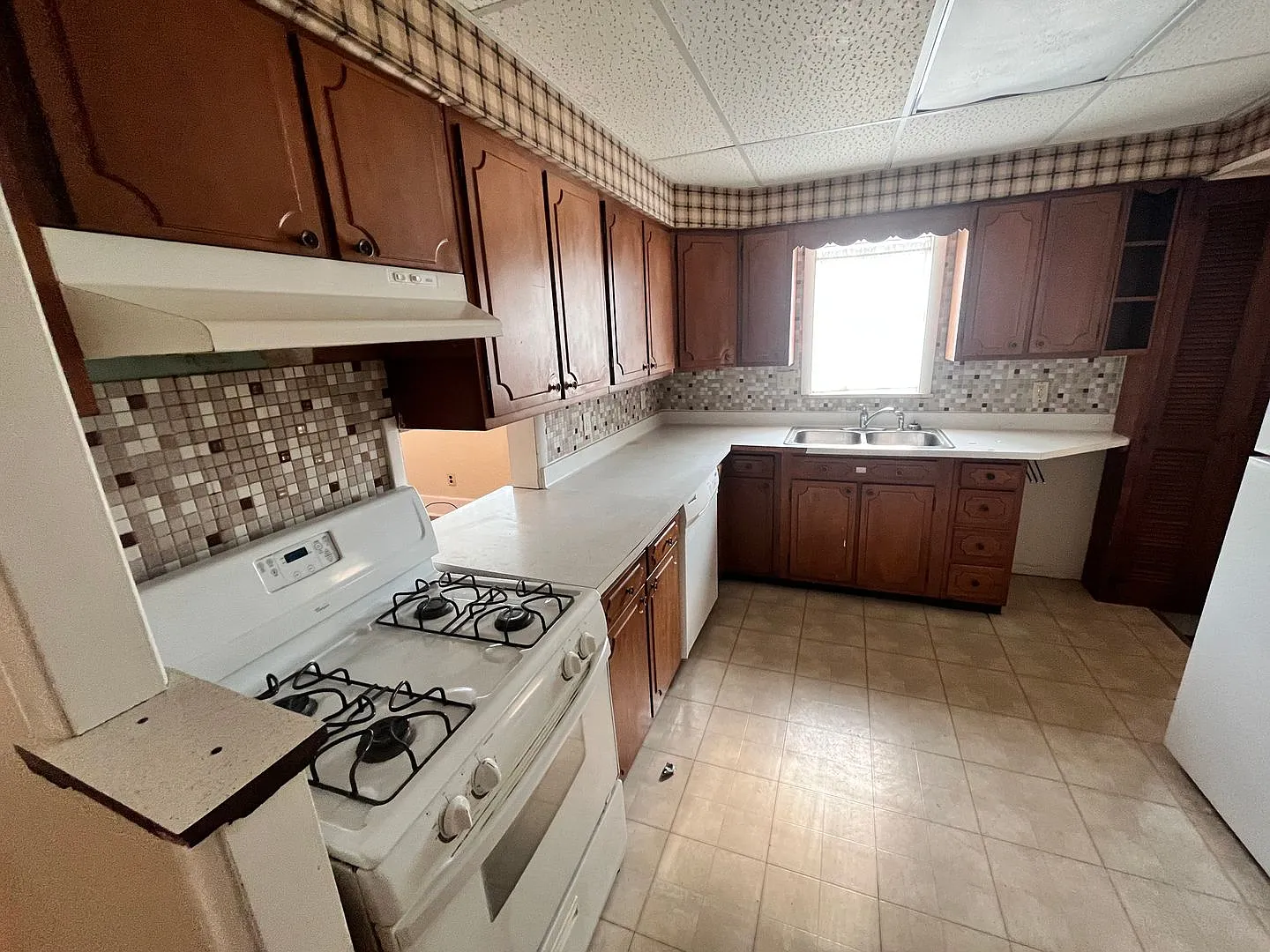 Beautiful 3 bedroom/2 bathroom Home W/ A Garage — Photo 4